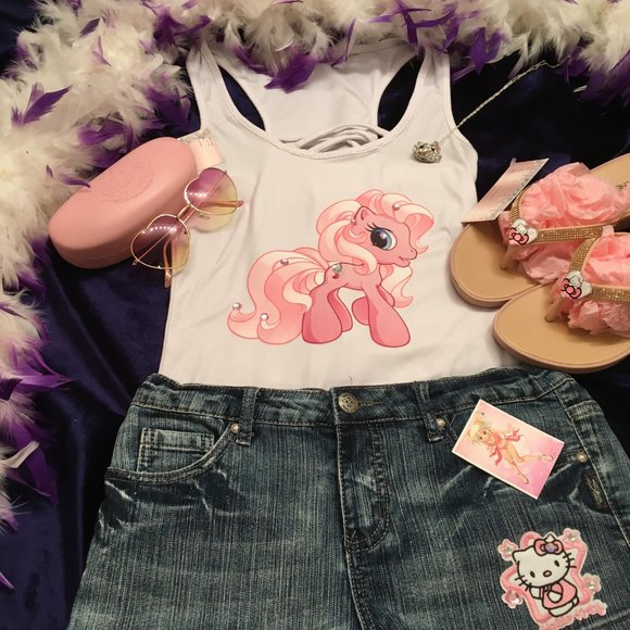 ADORABLE glass puff heart flip flops with added hello kitty details💖 - Picture 3 of 9